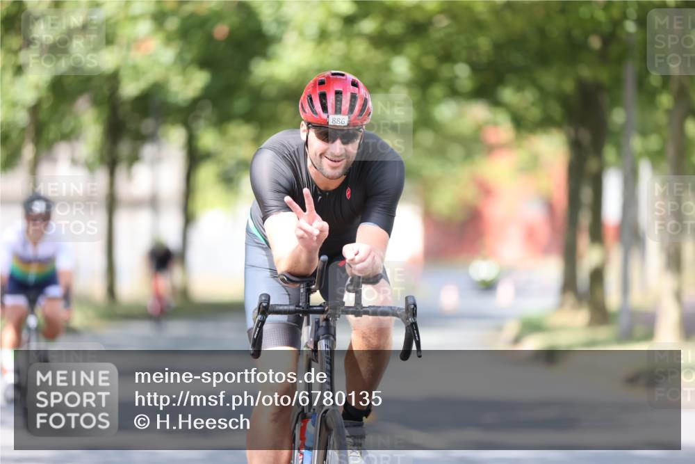 11.08.2024 - GEWOBA Citytriathlon Bremen H.Heesch http://msf.ph/oto/6780135 11.08.2024 11:48:21 Radfahren 760, 809, 847, 851, 886, 939, 1025 meine-sportfotos.de