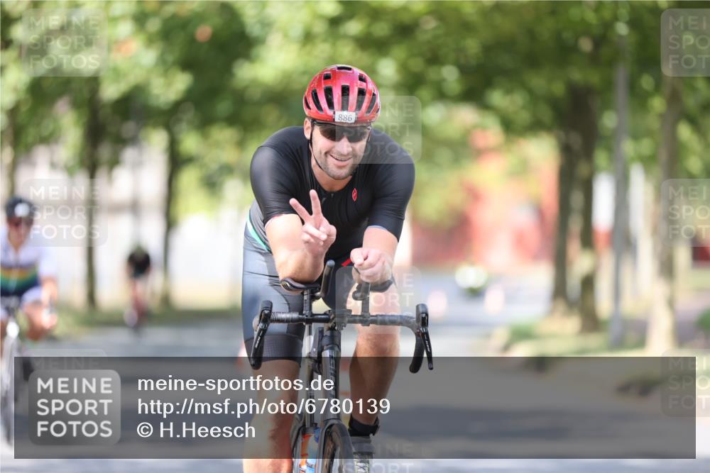 11.08.2024 - GEWOBA Citytriathlon Bremen H.Heesch http://msf.ph/oto/6780139 11.08.2024 11:48:21 Radfahren 760, 809, 847, 851, 886, 939, 1025 meine-sportfotos.de
