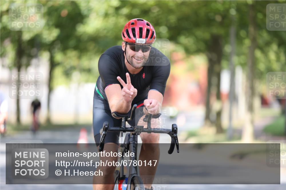 11.08.2024 - GEWOBA Citytriathlon Bremen H.Heesch http://msf.ph/oto/6780147 11.08.2024 11:48:22 Radfahren 760, 809, 847, 851, 886, 939, 1025 meine-sportfotos.de