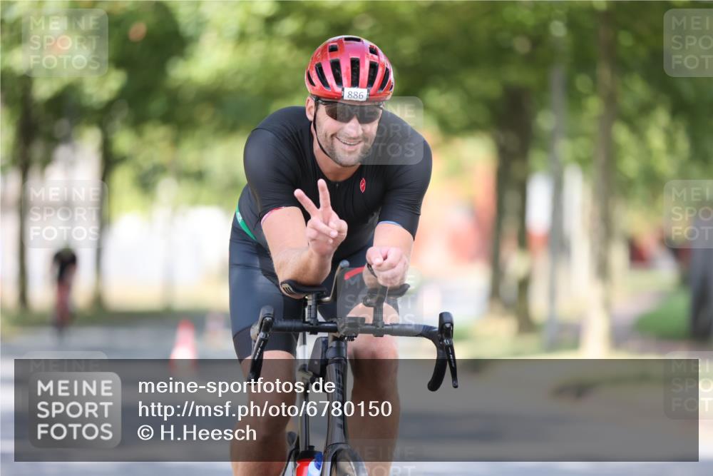 11.08.2024 - GEWOBA Citytriathlon Bremen H.Heesch http://msf.ph/oto/6780150 11.08.2024 11:48:22 Radfahren 760, 809, 847, 851, 886, 939, 1025 meine-sportfotos.de