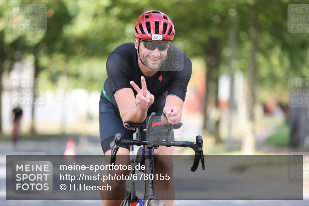 11.08.2024 - GEWOBA Citytriathlon Bremen H.Heesch http://msf.ph/oto/6780155 11.08.2024 11:48:22 Radfahren 760, 809, 847, 851, 886, 939, 1025 meine-sportfotos.de