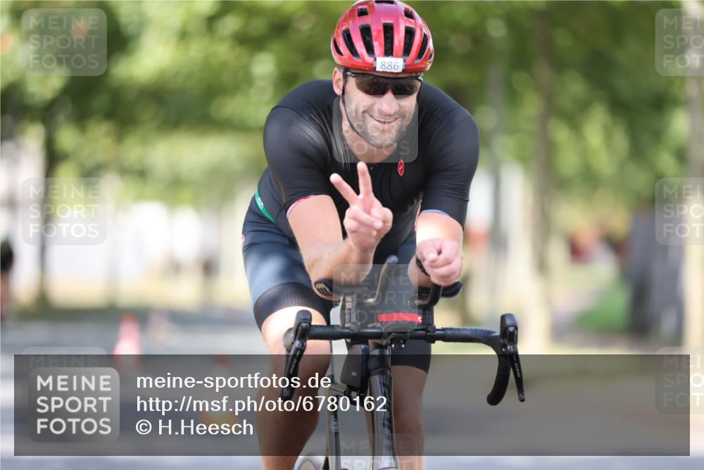 11.08.2024 - GEWOBA Citytriathlon Bremen H.Heesch http://msf.ph/oto/6780162 11.08.2024 11:48:22 Radfahren 760, 809, 847, 851, 886, 939, 1025 meine-sportfotos.de