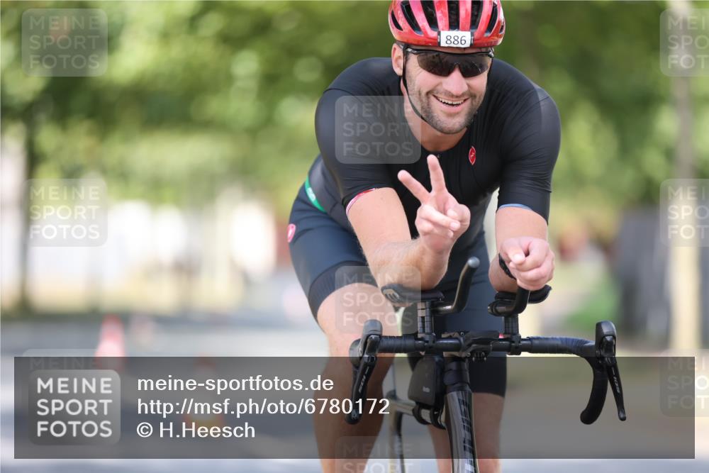 11.08.2024 - GEWOBA Citytriathlon Bremen H.Heesch http://msf.ph/oto/6780172 11.08.2024 11:48:22 Radfahren 760, 809, 847, 851, 886, 939, 1025 meine-sportfotos.de