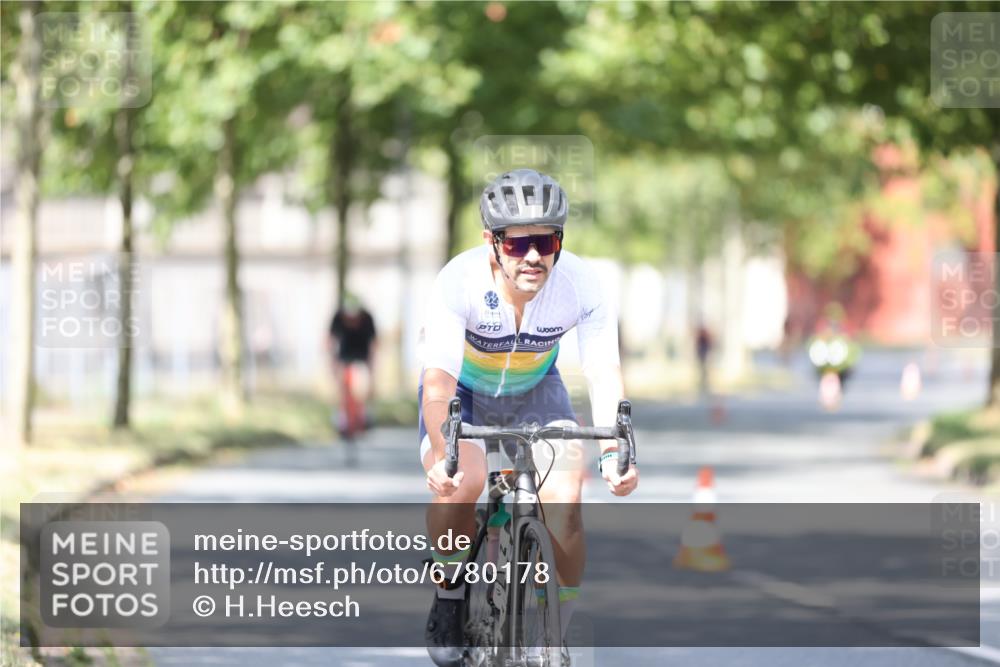 11.08.2024 - GEWOBA Citytriathlon Bremen H.Heesch http://msf.ph/oto/6780178 11.08.2024 11:48:23 Radfahren 809, 847, 851, 886, 939, 1025 meine-sportfotos.de