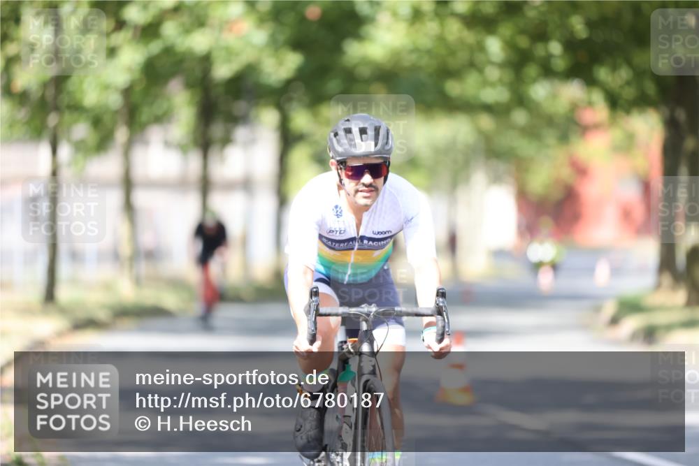 11.08.2024 - GEWOBA Citytriathlon Bremen H.Heesch http://msf.ph/oto/6780187 11.08.2024 11:48:23 Radfahren 809, 847, 851, 886, 939, 1025 meine-sportfotos.de