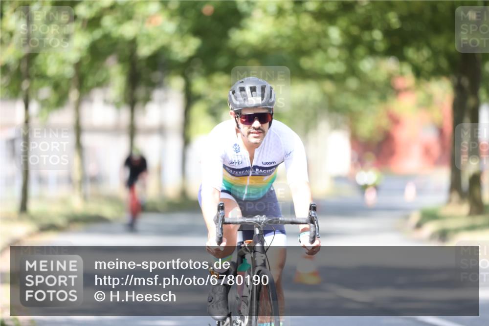 11.08.2024 - GEWOBA Citytriathlon Bremen H.Heesch http://msf.ph/oto/6780190 11.08.2024 11:48:23 Radfahren 809, 847, 851, 886, 939, 1025 meine-sportfotos.de
