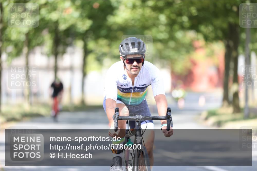 11.08.2024 - GEWOBA Citytriathlon Bremen H.Heesch http://msf.ph/oto/6780200 11.08.2024 11:48:23 Radfahren 809, 847, 851, 886, 939, 1025 meine-sportfotos.de