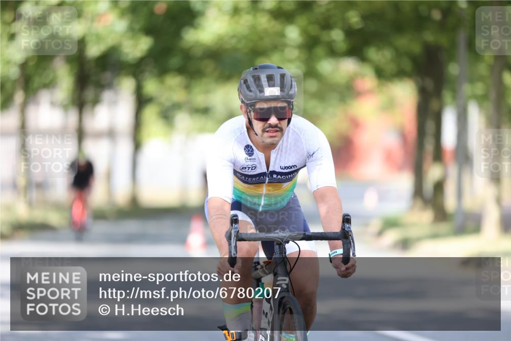11.08.2024 - GEWOBA Citytriathlon Bremen H.Heesch http://msf.ph/oto/6780207 11.08.2024 11:48:23 Radfahren 809, 847, 851, 886, 939, 1025 meine-sportfotos.de