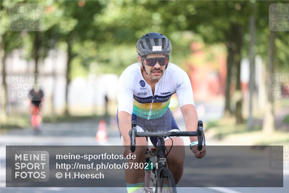 11.08.2024 - GEWOBA Citytriathlon Bremen H.Heesch http://msf.ph/oto/6780211 11.08.2024 11:48:23 Radfahren 809, 847, 851, 886, 939, 1025 meine-sportfotos.de