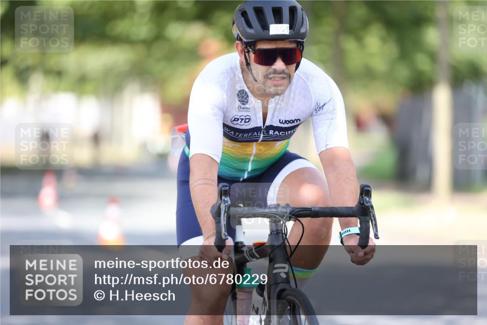 11.08.2024 - GEWOBA Citytriathlon Bremen H.Heesch http://msf.ph/oto/6780229 11.08.2024 11:48:23 Radfahren 809, 847, 851, 886, 939, 1025 meine-sportfotos.de
