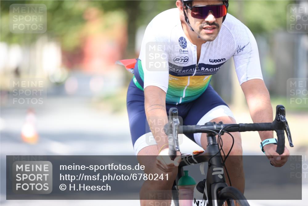 11.08.2024 - GEWOBA Citytriathlon Bremen H.Heesch http://msf.ph/oto/6780241 11.08.2024 11:48:23 Radfahren 809, 847, 851, 886, 939, 1025 meine-sportfotos.de