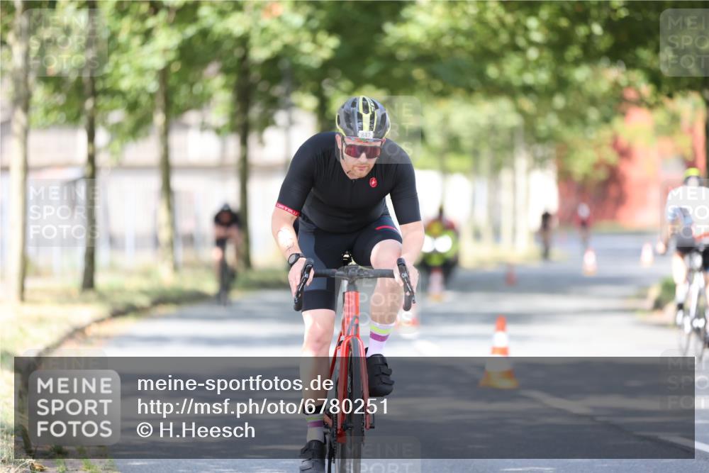 11.08.2024 - GEWOBA Citytriathlon Bremen H.Heesch http://msf.ph/oto/6780251 11.08.2024 11:48:26 Radfahren 787, 809, 847, 851, 870, 886, 939, 1025 meine-sportfotos.de