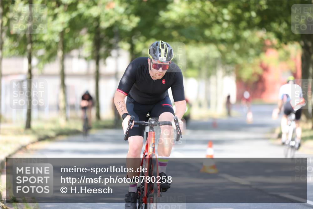 11.08.2024 - GEWOBA Citytriathlon Bremen H.Heesch http://msf.ph/oto/6780258 11.08.2024 11:48:26 Radfahren 787, 809, 847, 851, 870, 886, 939, 1025 meine-sportfotos.de