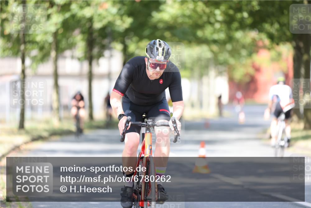 11.08.2024 - GEWOBA Citytriathlon Bremen H.Heesch http://msf.ph/oto/6780262 11.08.2024 11:48:26 Radfahren 787, 809, 847, 851, 870, 886, 939, 1025 meine-sportfotos.de