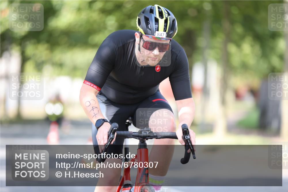 11.08.2024 - GEWOBA Citytriathlon Bremen H.Heesch http://msf.ph/oto/6780307 11.08.2024 11:48:27 Radfahren 787, 809, 847, 851, 870, 886, 939, 1025 meine-sportfotos.de