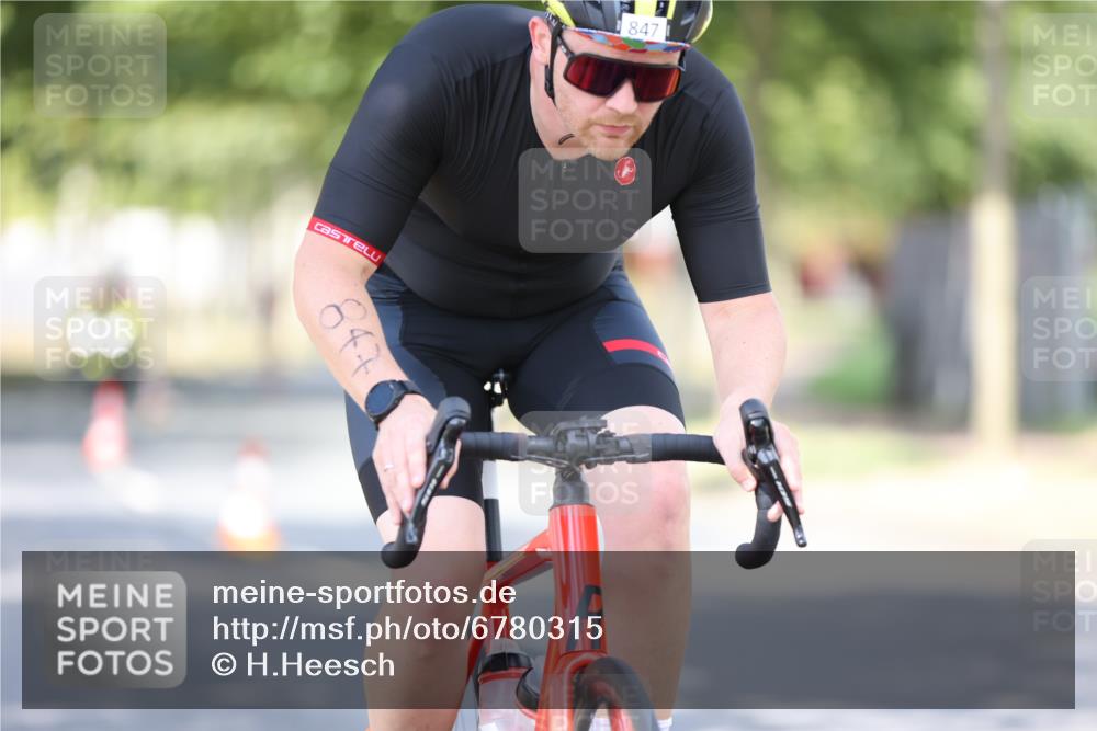 11.08.2024 - GEWOBA Citytriathlon Bremen H.Heesch http://msf.ph/oto/6780315 11.08.2024 11:48:27 Radfahren 787, 809, 847, 851, 870, 886, 939, 1025 meine-sportfotos.de