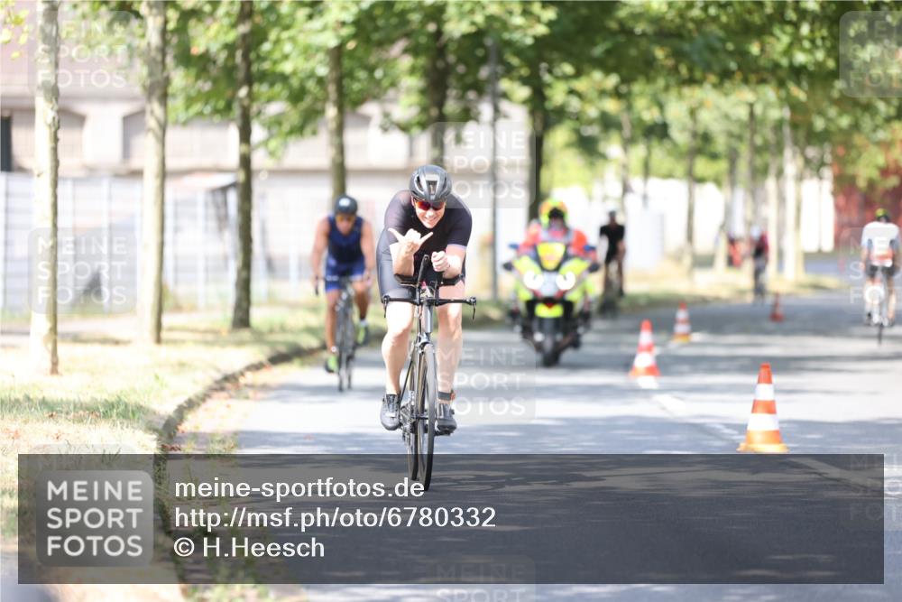 11.08.2024 - GEWOBA Citytriathlon Bremen H.Heesch http://msf.ph/oto/6780332 11.08.2024 11:48:30 Radfahren 787, 847, 851, 870, 886, 939, 1025 meine-sportfotos.de