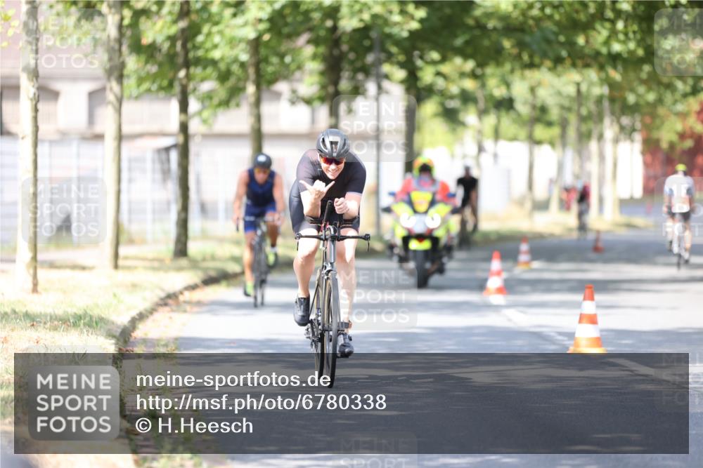 11.08.2024 - GEWOBA Citytriathlon Bremen H.Heesch http://msf.ph/oto/6780338 11.08.2024 11:48:30 Radfahren 787, 847, 851, 870, 886, 939, 1025 meine-sportfotos.de