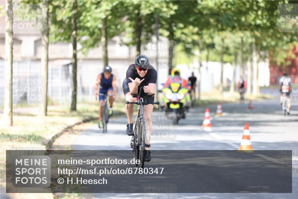 11.08.2024 - GEWOBA Citytriathlon Bremen H.Heesch http://msf.ph/oto/6780347 11.08.2024 11:48:30 Radfahren 787, 847, 851, 870, 886, 939, 1025 meine-sportfotos.de