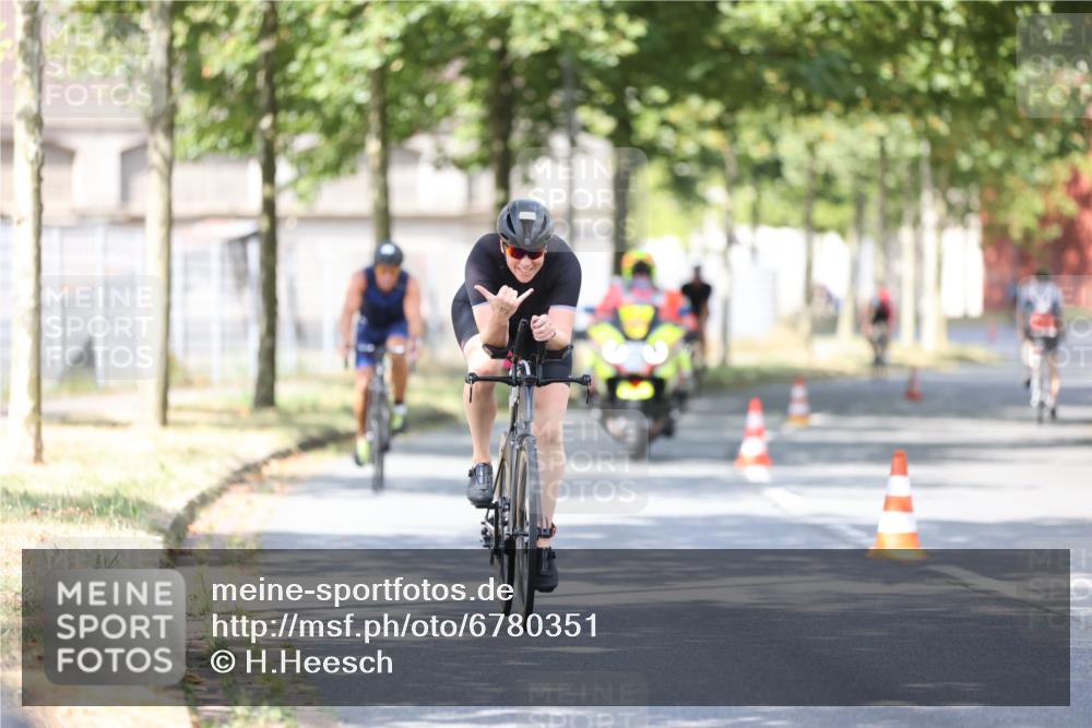 11.08.2024 - GEWOBA Citytriathlon Bremen H.Heesch http://msf.ph/oto/6780351 11.08.2024 11:48:30 Radfahren 787, 847, 851, 870, 886, 939, 1025 meine-sportfotos.de