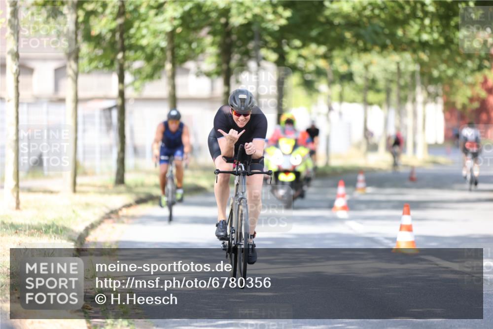 11.08.2024 - GEWOBA Citytriathlon Bremen H.Heesch http://msf.ph/oto/6780356 11.08.2024 11:48:30 Radfahren 787, 847, 851, 870, 886, 939, 1025 meine-sportfotos.de