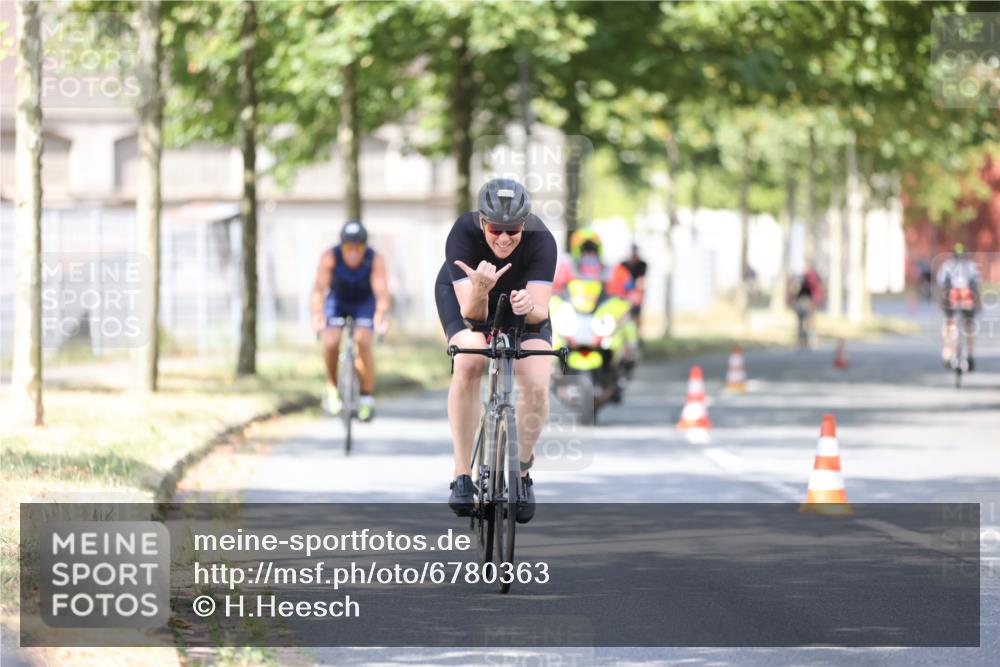 11.08.2024 - GEWOBA Citytriathlon Bremen H.Heesch http://msf.ph/oto/6780363 11.08.2024 11:48:30 Radfahren 787, 847, 851, 870, 886, 939, 1025 meine-sportfotos.de