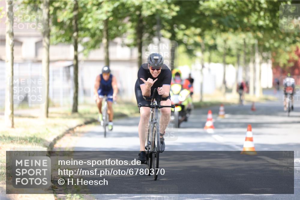 11.08.2024 - GEWOBA Citytriathlon Bremen H.Heesch http://msf.ph/oto/6780370 11.08.2024 11:48:30 Radfahren 787, 847, 851, 870, 886, 939, 1025 meine-sportfotos.de