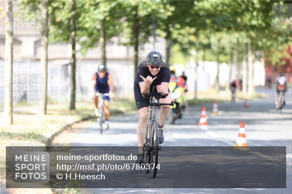 11.08.2024 - GEWOBA Citytriathlon Bremen H.Heesch http://msf.ph/oto/6780374 11.08.2024 11:48:30 Radfahren 787, 847, 851, 870, 886, 939, 1025 meine-sportfotos.de