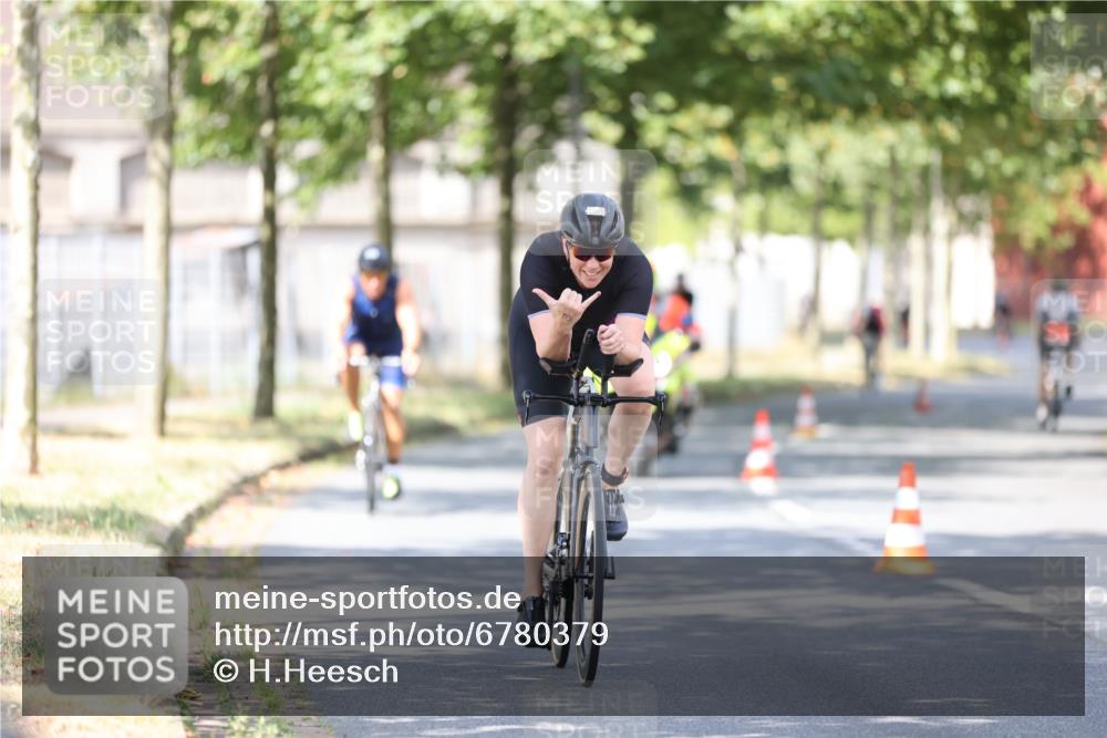 11.08.2024 - GEWOBA Citytriathlon Bremen H.Heesch http://msf.ph/oto/6780379 11.08.2024 11:48:30 Radfahren 787, 847, 851, 870, 886, 939, 1025 meine-sportfotos.de