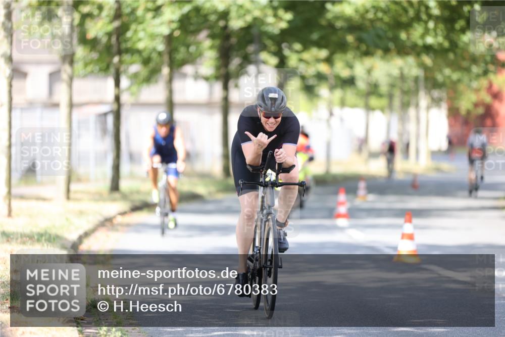 11.08.2024 - GEWOBA Citytriathlon Bremen H.Heesch http://msf.ph/oto/6780383 11.08.2024 11:48:30 Radfahren 787, 847, 851, 870, 886, 939, 1025 meine-sportfotos.de