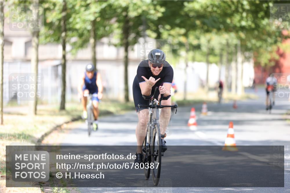 11.08.2024 - GEWOBA Citytriathlon Bremen H.Heesch http://msf.ph/oto/6780387 11.08.2024 11:48:30 Radfahren 787, 847, 851, 870, 886, 939, 1025 meine-sportfotos.de