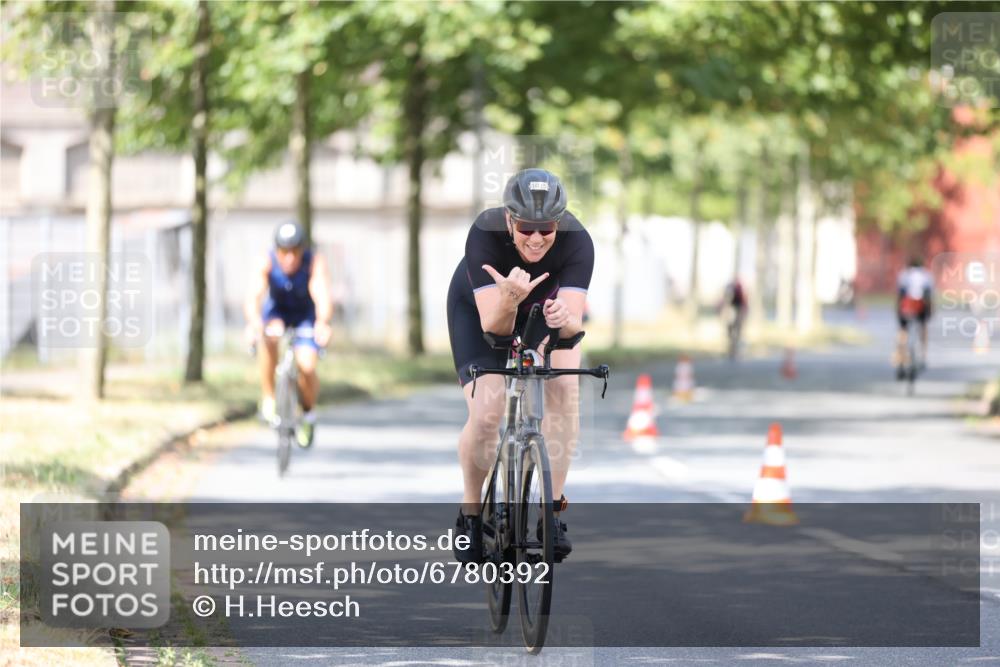 11.08.2024 - GEWOBA Citytriathlon Bremen H.Heesch http://msf.ph/oto/6780392 11.08.2024 11:48:30 Radfahren 787, 847, 851, 870, 886, 939, 1025 meine-sportfotos.de