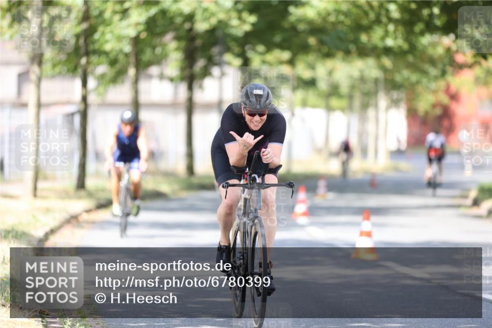 11.08.2024 - GEWOBA Citytriathlon Bremen H.Heesch http://msf.ph/oto/6780399 11.08.2024 11:48:30 Radfahren 787, 847, 851, 870, 886, 939, 1025 meine-sportfotos.de