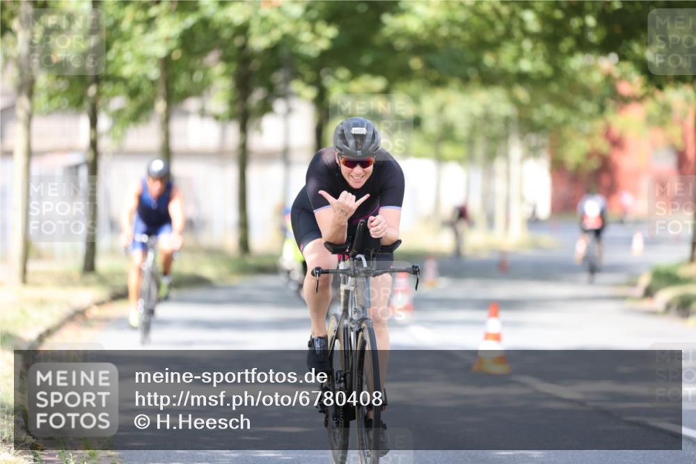11.08.2024 - GEWOBA Citytriathlon Bremen H.Heesch http://msf.ph/oto/6780408 11.08.2024 11:48:30 Radfahren 787, 847, 851, 870, 886, 939, 1025 meine-sportfotos.de