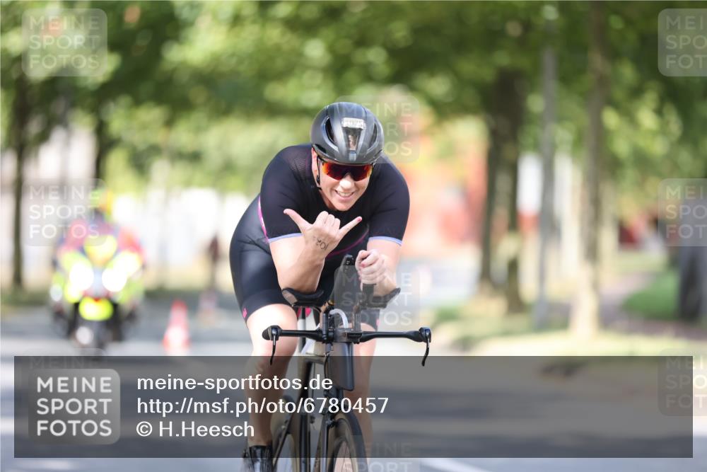 11.08.2024 - GEWOBA Citytriathlon Bremen H.Heesch http://msf.ph/oto/6780457 11.08.2024 11:48:31 Radfahren 787, 847, 851, 870, 886, 939, 1025 meine-sportfotos.de