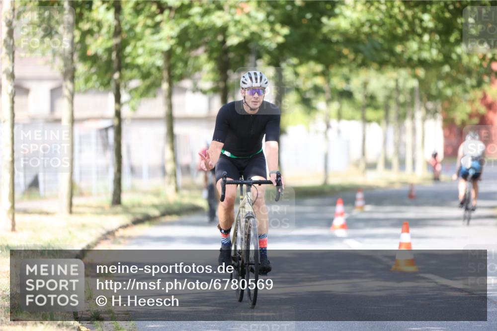 11.08.2024 - GEWOBA Citytriathlon Bremen H.Heesch http://msf.ph/oto/6780569 11.08.2024 11:48:35 Radfahren 787, 829, 847, 870, 920, 939, 1025 meine-sportfotos.de