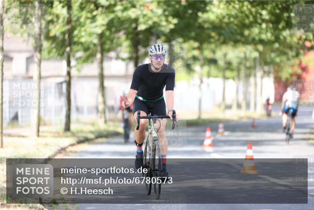 11.08.2024 - GEWOBA Citytriathlon Bremen H.Heesch http://msf.ph/oto/6780573 11.08.2024 11:48:35 Radfahren 787, 829, 847, 870, 920, 939, 1025 meine-sportfotos.de