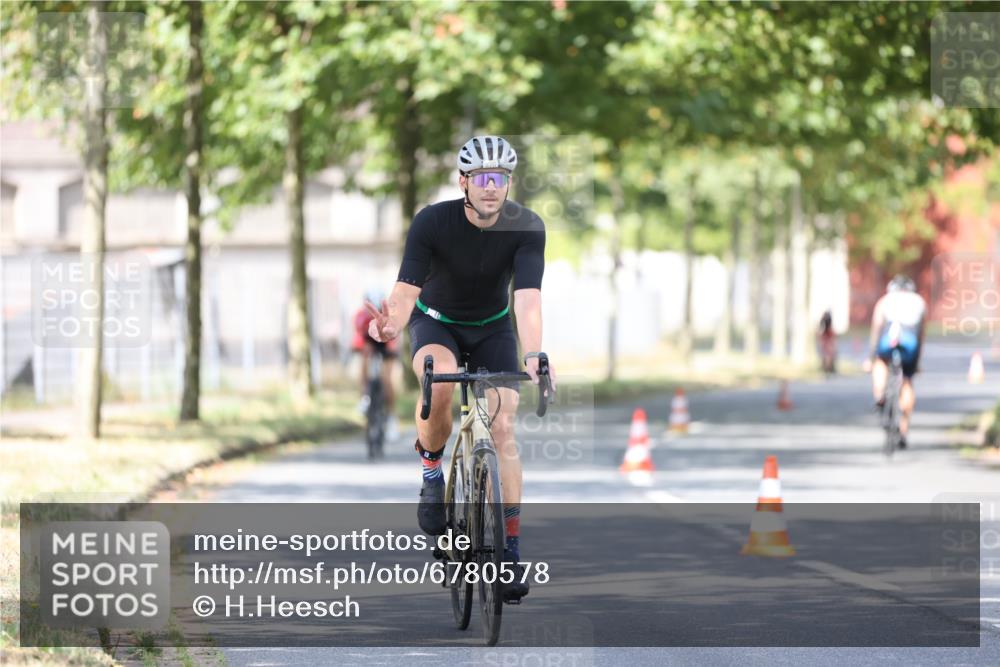 11.08.2024 - GEWOBA Citytriathlon Bremen H.Heesch http://msf.ph/oto/6780578 11.08.2024 11:48:35 Radfahren 787, 829, 847, 870, 920, 939, 1025 meine-sportfotos.de