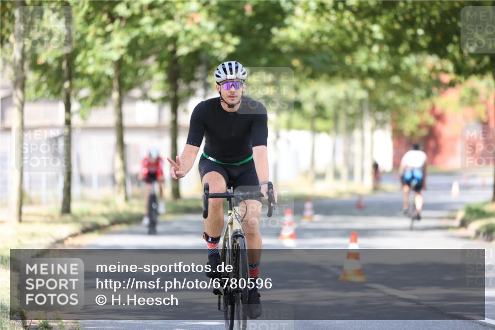 11.08.2024 - GEWOBA Citytriathlon Bremen H.Heesch http://msf.ph/oto/6780596 11.08.2024 11:48:35 Radfahren 787, 829, 847, 870, 920, 939, 1025 meine-sportfotos.de
