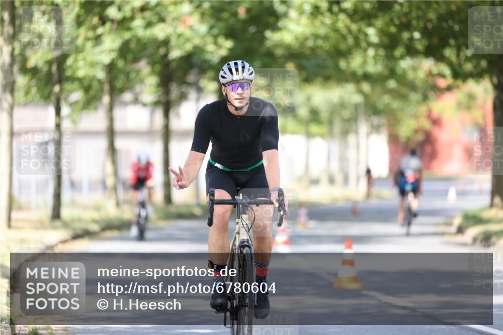 11.08.2024 - GEWOBA Citytriathlon Bremen H.Heesch http://msf.ph/oto/6780604 11.08.2024 11:48:36 Radfahren 787, 829, 847, 870, 920, 939, 1025 meine-sportfotos.de