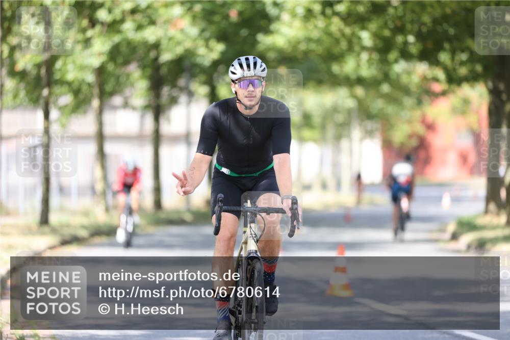 11.08.2024 - GEWOBA Citytriathlon Bremen H.Heesch http://msf.ph/oto/6780614 11.08.2024 11:48:36 Radfahren 787, 829, 847, 870, 920, 939, 1025 meine-sportfotos.de