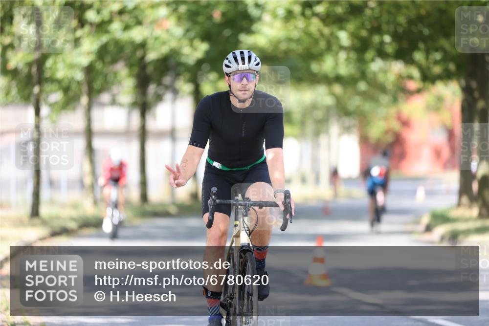 11.08.2024 - GEWOBA Citytriathlon Bremen H.Heesch http://msf.ph/oto/6780620 11.08.2024 11:48:36 Radfahren 787, 829, 847, 870, 920, 939, 1025 meine-sportfotos.de
