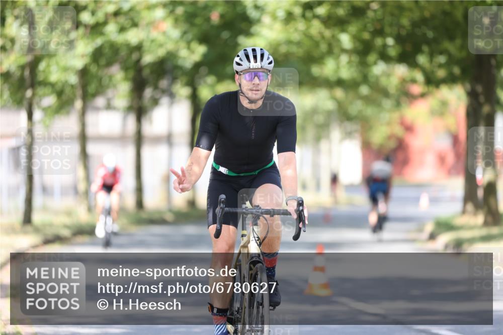 11.08.2024 - GEWOBA Citytriathlon Bremen H.Heesch http://msf.ph/oto/6780627 11.08.2024 11:48:36 Radfahren 787, 829, 847, 870, 920, 939, 1025 meine-sportfotos.de