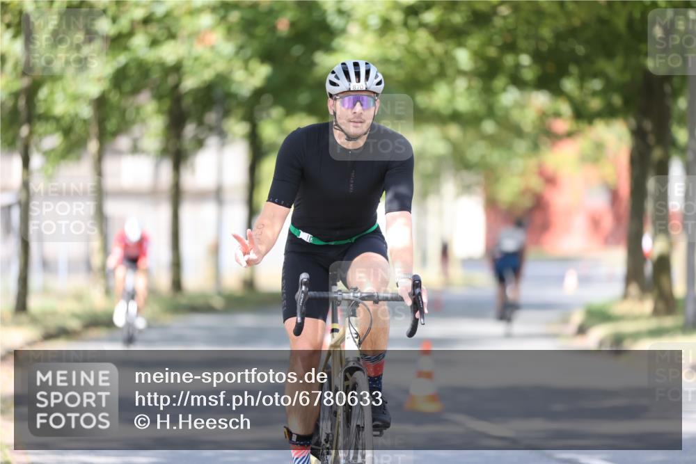 11.08.2024 - GEWOBA Citytriathlon Bremen H.Heesch http://msf.ph/oto/6780633 11.08.2024 11:48:36 Radfahren 787, 829, 847, 870, 920, 939, 1025 meine-sportfotos.de