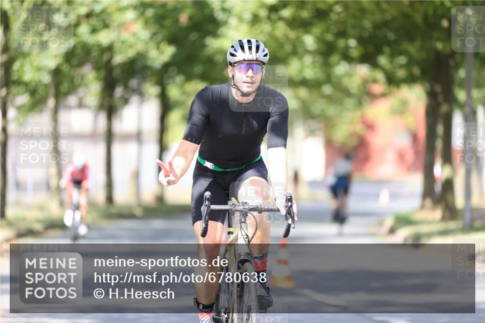 11.08.2024 - GEWOBA Citytriathlon Bremen H.Heesch http://msf.ph/oto/6780638 11.08.2024 11:48:36 Radfahren 787, 829, 847, 870, 920, 939, 1025 meine-sportfotos.de