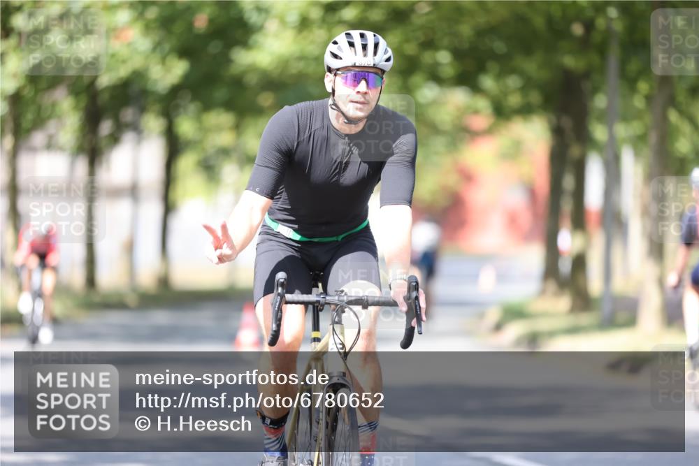 11.08.2024 - GEWOBA Citytriathlon Bremen H.Heesch http://msf.ph/oto/6780652 11.08.2024 11:48:36 Radfahren 787, 829, 847, 870, 920, 939, 1025 meine-sportfotos.de