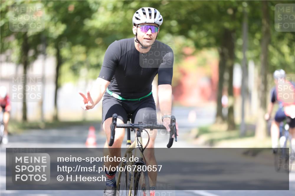 11.08.2024 - GEWOBA Citytriathlon Bremen H.Heesch http://msf.ph/oto/6780657 11.08.2024 11:48:36 Radfahren 787, 829, 847, 870, 920, 939, 1025 meine-sportfotos.de