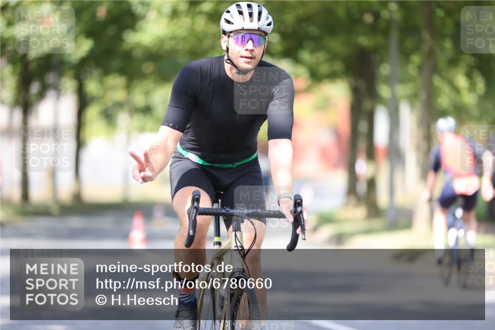 11.08.2024 - GEWOBA Citytriathlon Bremen H.Heesch http://msf.ph/oto/6780660 11.08.2024 11:48:36 Radfahren 787, 829, 847, 870, 920, 939, 1025 meine-sportfotos.de