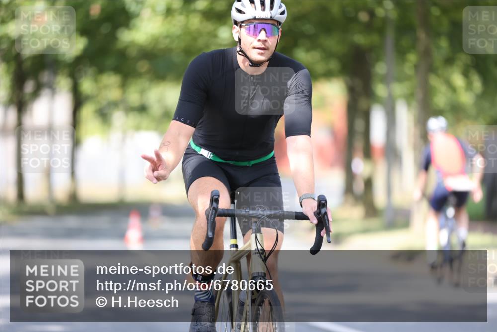 11.08.2024 - GEWOBA Citytriathlon Bremen H.Heesch http://msf.ph/oto/6780665 11.08.2024 11:48:36 Radfahren 787, 829, 847, 870, 920, 939, 1025 meine-sportfotos.de