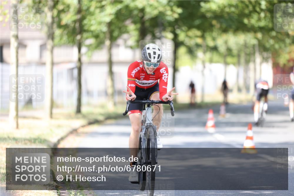 11.08.2024 - GEWOBA Citytriathlon Bremen H.Heesch http://msf.ph/oto/6780671 11.08.2024 11:48:39 Radfahren 787, 829, 870, 920, 939, 1025 meine-sportfotos.de